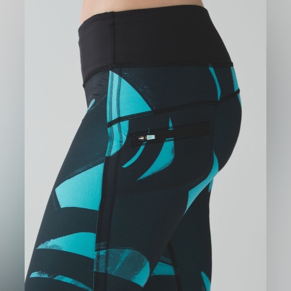 29 -Lululemon Run: Top Speed Crop
Back Spin Stroke Peacock Blue Black -17” - Picture 2 of 6